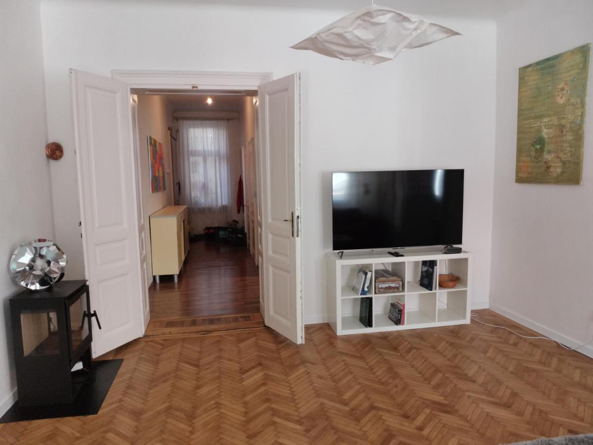 Downtown 3 Bdr Charm - Walk To All Attractions Bratislava Exterior photo